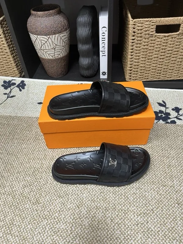 P270🏆Louis Vuitton 🏆[Louis Vuitton] Spring/Summer 2025 [Men's Flip Flops] 🎯🎯As an active family in the fashion industry ⭐ Lv is characterized by bold innovation ⚡Create this casual business style for Chinese fashionable men ✨The fabric is made of imported high-grade cowhide 🔥 Clean and neat ⚡Fashionable and elegant🌹Breathable, sweat-absorbent and deodorant👈So luxurious, high-end and domineering. 👍Must be sold if you repost the picture. Number of yards: 38--46. Color: 🎉 For large quantities. Welcome to repost.